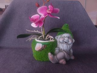 Vaso in Resina a forma di Gnomo con Erba Sintetica