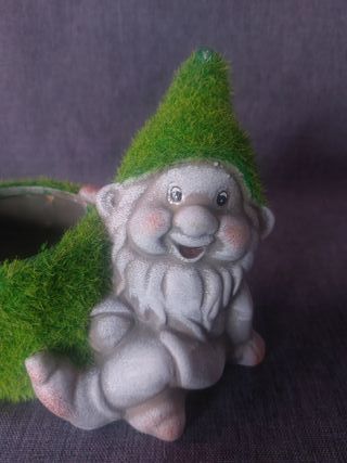 Vaso in Resina a forma di Gnomo con Erba Sintetica