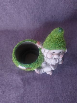 Vaso in Resina a forma di Gnomo con Erba Sintetica