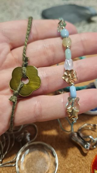 Marcapáginas, llaveros y bisutería — pequeño lote