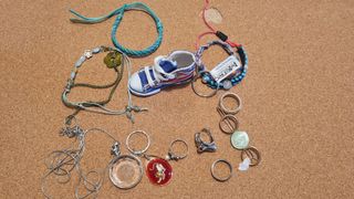 Marcapáginas, llaveros y bisutería — pequeño lote