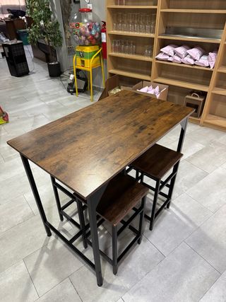 Mesas bajas con taburetes