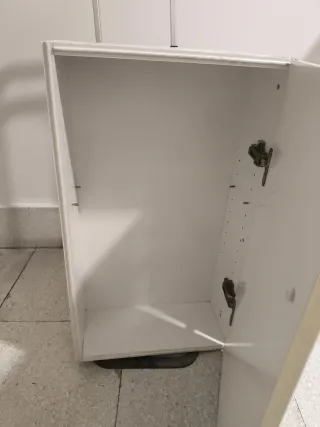 Armario beige con tirador plateado