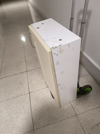 Armario beige con tirador plateado