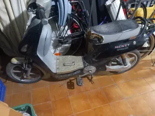 Moto Eléctrica Scooter Negra y Plateada