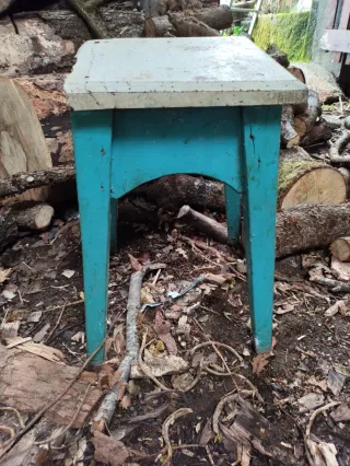 Taburete madera azul y blanco para restaurar
