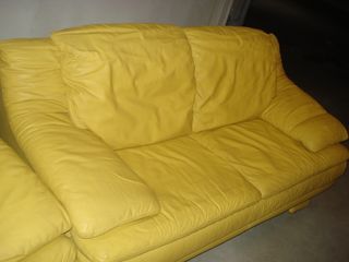 Divano in pelle giallo