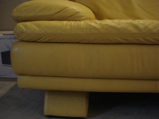 Divano in pelle giallo