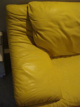 Divano in pelle giallo