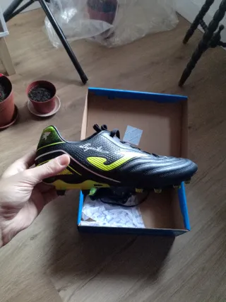 Botas de fútbol Joma Negras y Flúor (Talla EU41)