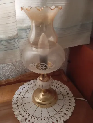 Lámpara de mesa antigua dorada