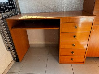 Escritorio de madera con cajones