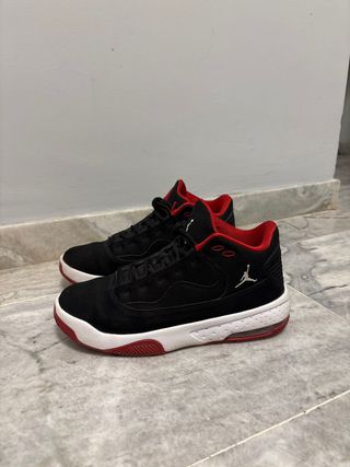 Botines Jordan Negros y Rojos