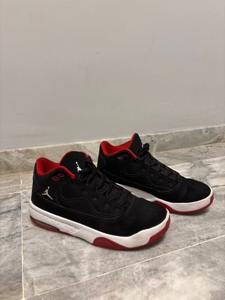 Botines Jordan Negros y Rojos