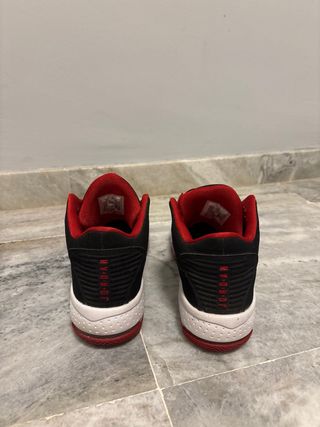 Botines Jordan Negros y Rojos