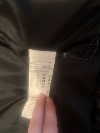 Chaqueta negra acolchada con volantes