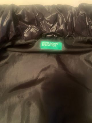 Chaqueta negra acolchada con volantes