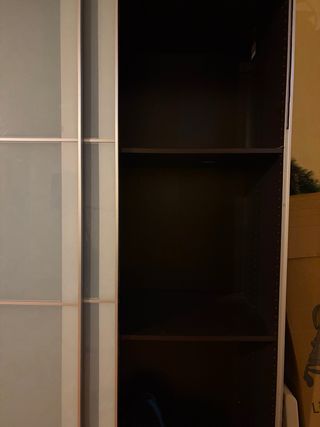 Armario corredero plateado y transparente