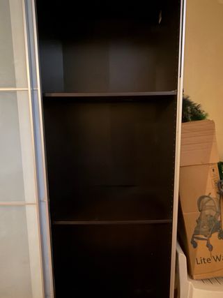 Armario corredero plateado y transparente