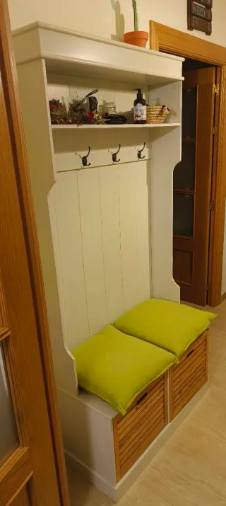 Mueble de entrada/recibidor blanco con banco