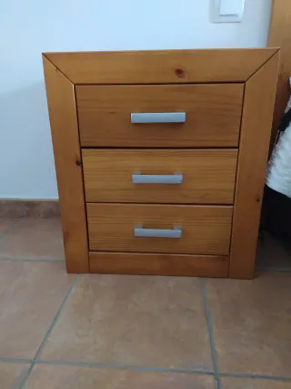 Mesita de noche madera 3 cajones