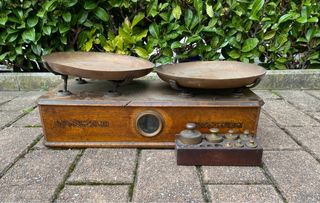 Bilancia antica in legno e ottone