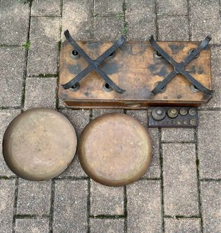 Bilancia antica in legno e ottone