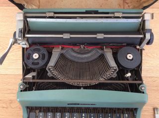 MAQUINA DE ESCRIBIR OLIVETTI LETTERA 32