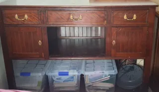 Mueble de madera con cajones y puertas