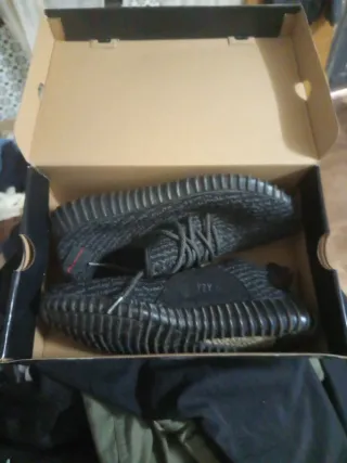 Zapatillas deportivas grises y negras