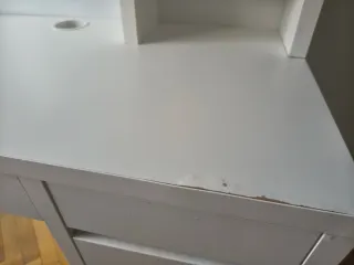 Escritorio blanco con módulo de ampliación