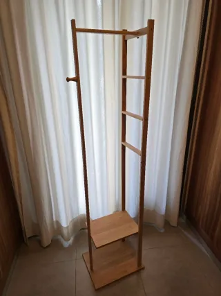 Perchero de bambú con estantes