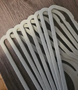 Perchas de terciopelo beige/gris