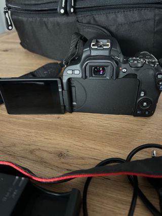 Cámara Canon EOS 200D + Lente 18-55mm + Mochila