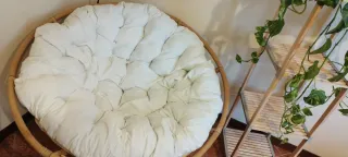 Poltrona in rattan con cuscino bianco