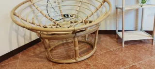 Poltrona in rattan con cuscino bianco