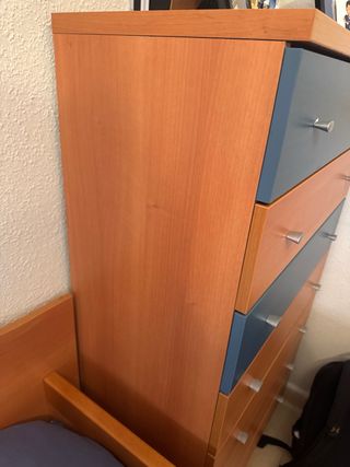 Cómoda de madera con cajones