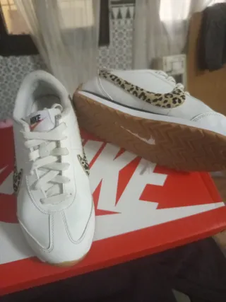 Zapatillas Nike Blancas con Estampado Animal