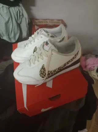 Zapatillas Nike Blancas con Estampado Animal