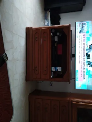 Mueble de salón de madera y cristal