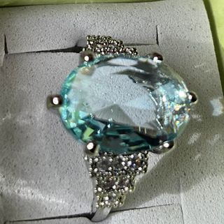 Elegante anello con grande pietra celeste e strass