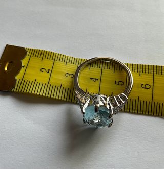 Elegante anello con grande pietra celeste e strass