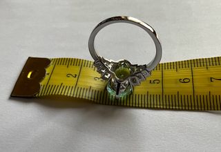 Elegante anello con grande pietra celeste e strass