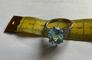 Elegante anello con grande pietra celeste e strass