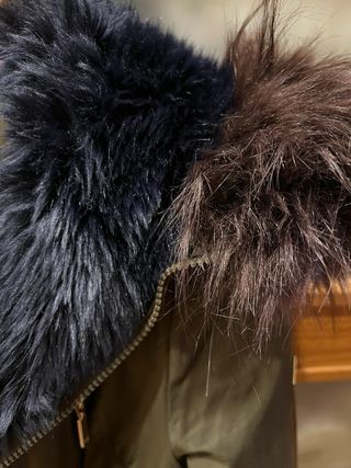 Parka verde con capucha de pelo