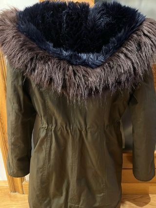 Parka verde con capucha de pelo