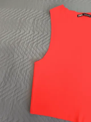 Camiseta Zara de color roja  sin mangas