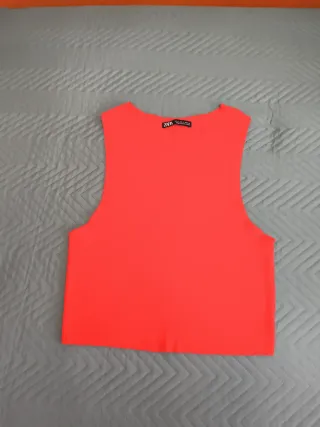 Camiseta Zara de color roja  sin mangas