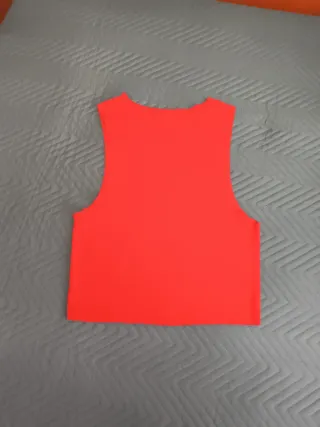 Camiseta Zara de color roja  sin mangas