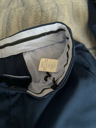 Elegante traje de hombre azul